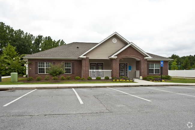 Building Photo - Skyline Trace Apartments