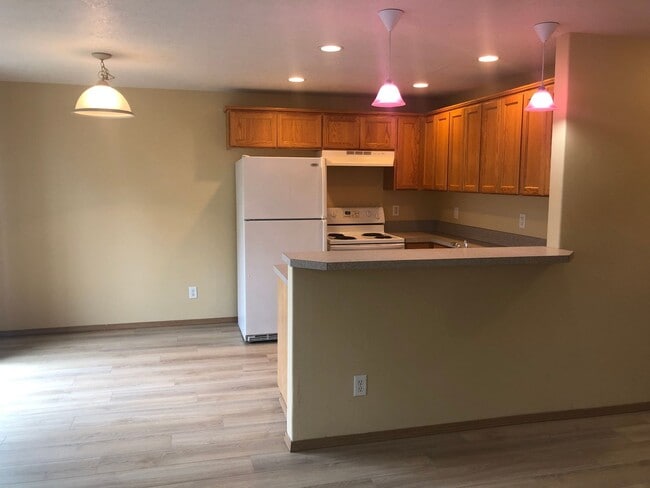 Building Photo - Three Bedroom Duplex in South Salem