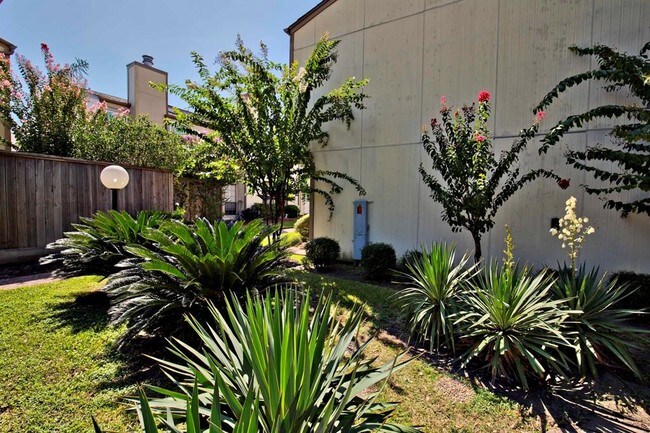 Building Photo - 5807 Beverlyhill St