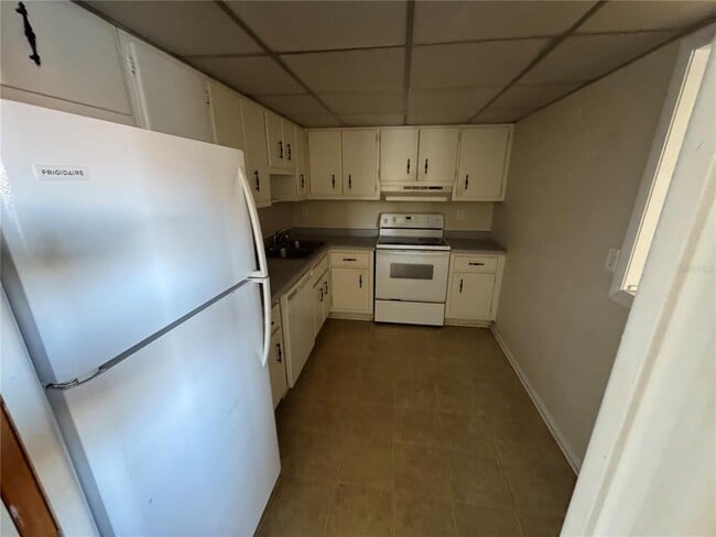 Foto del edificio - 245 Center Rd