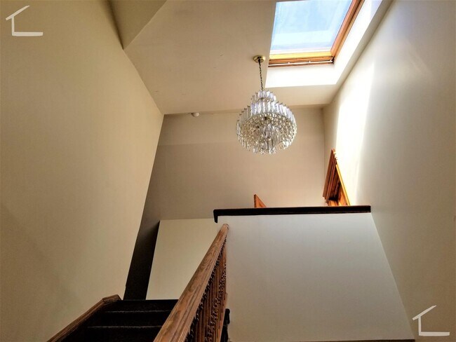 Foto del edificio - No Brokers Fee. Gorgeous Renovated Unit Co...