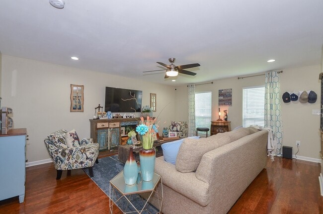 Building Photo - 10264 Briar Forest Dr