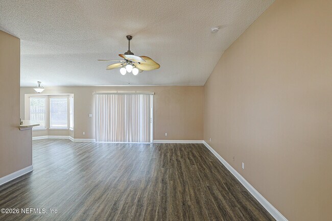 Foto del edificio - 3031 Five Oaks Ln
