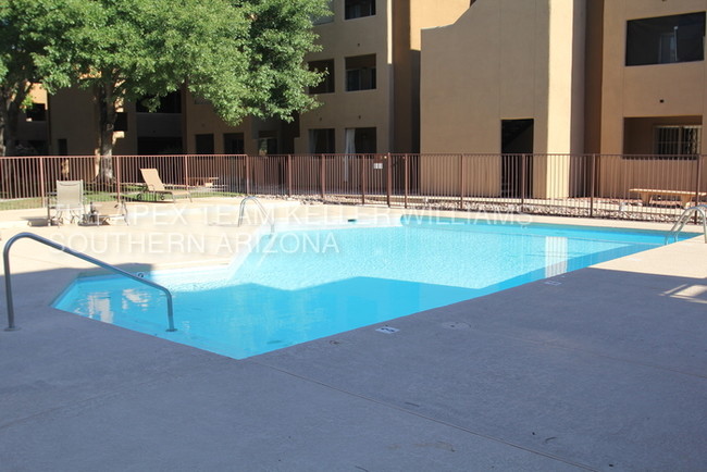 Building Photo - 1810 E Blacklidge Dr