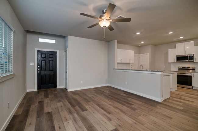 Building Photo - AVAILABLE NOW! GORGEOUS 3 BEDROOM DUPLEX L...