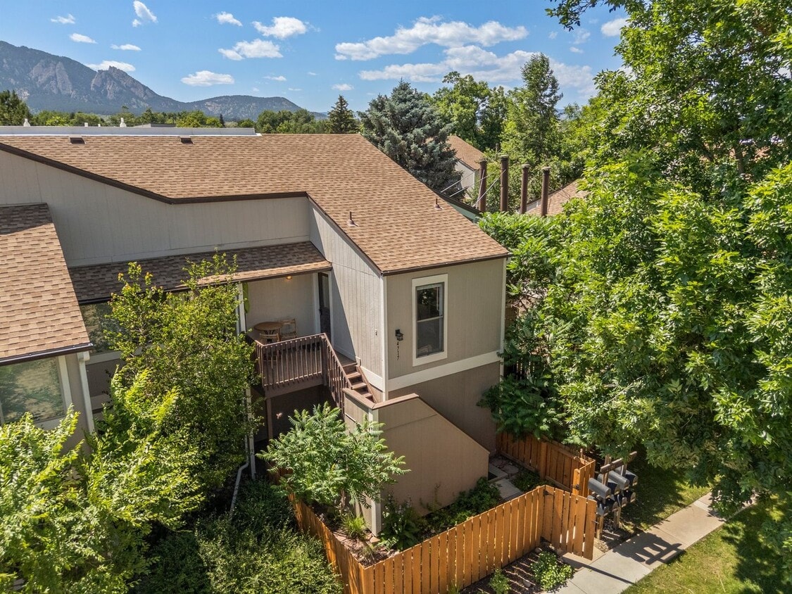 Primary Photo - Bright & Peaceful 2BR Condo in South Boulder