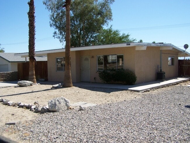 Building Photo - Central DHS, 2 BEDROOM, 1 BATH SINGLE FAMI...