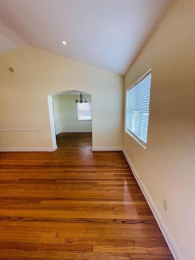 Building Photo - 410 Pinecrest Dr
