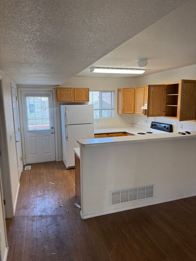 Building Photo - Beautiful 3-Bedroom 2.5 Bathroom in Briarg...