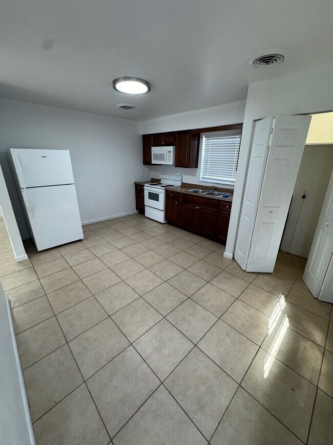 Foto del edificio - 1713 NE 70th St