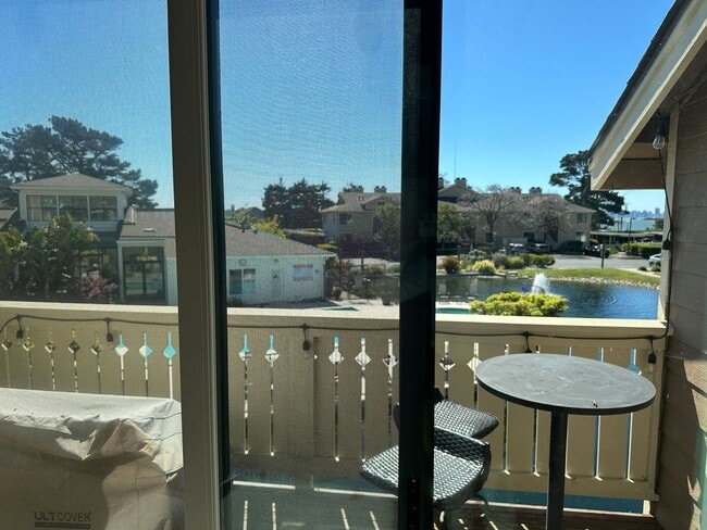 Building Photo - 2 bedroom / 2 bath condo - Waterfront Avai...