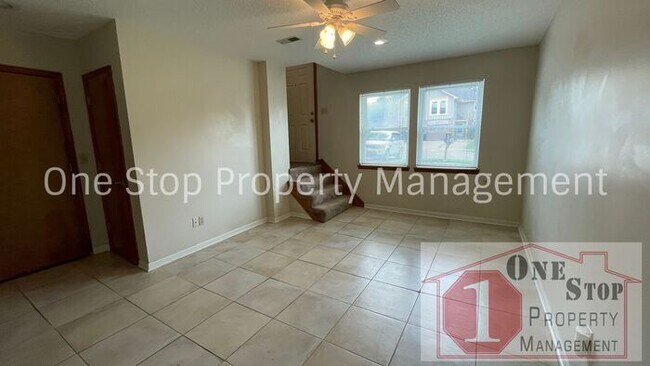 Foto del edificio - Spacious 3 bedroom, 2 bathroom duplex in K...
