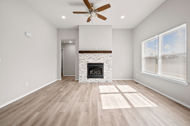 Building Photo - 264 Hickory Hills St