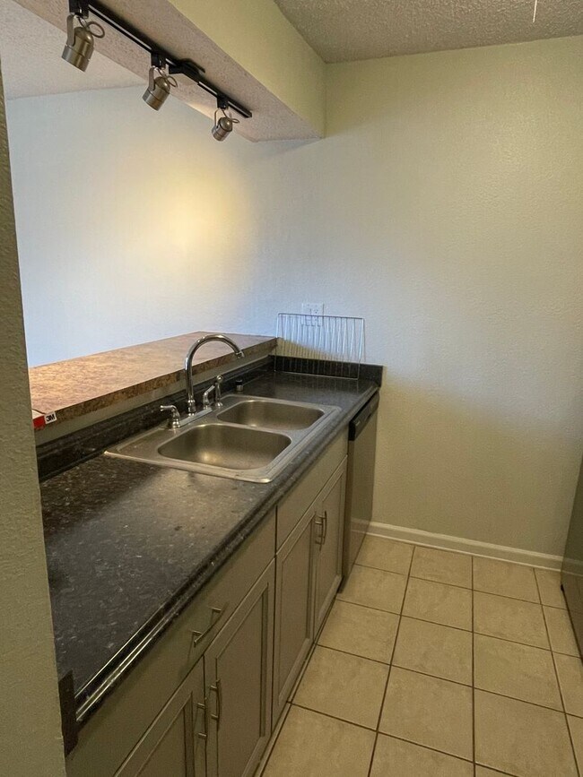 Foto del edificio - 1BD/1BA Condo located on the Germantown/Me...