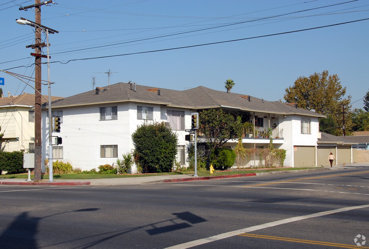 Primary Photo - 6805-6815 Bellaire Ave