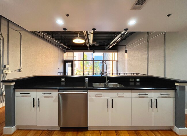 Building Photo - 33 Ponce de Leon Ave NE