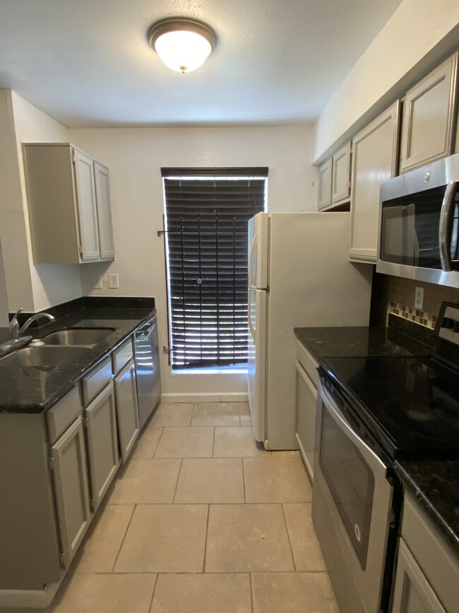 Building Photo - 3900 Woodchase Dr