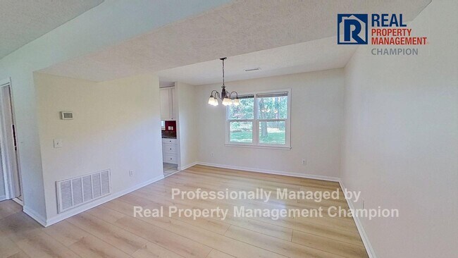 Building Photo - Spacious 3 BD/2.5 BA with Bonus Room on La...