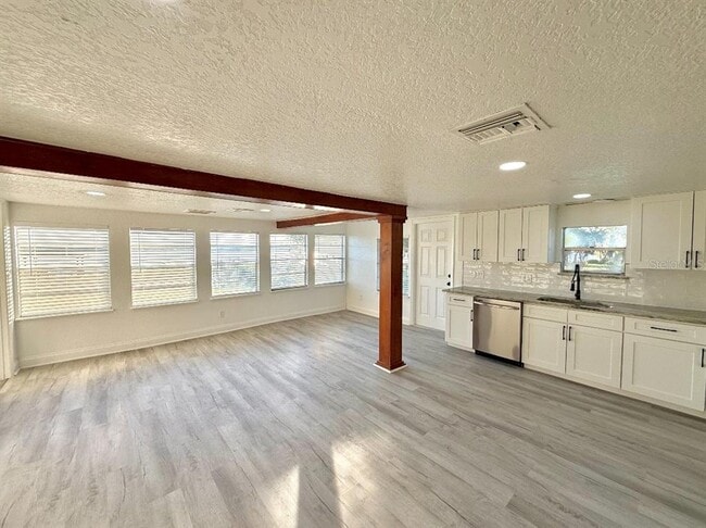 Building Photo - 715 E Silver Star Rd