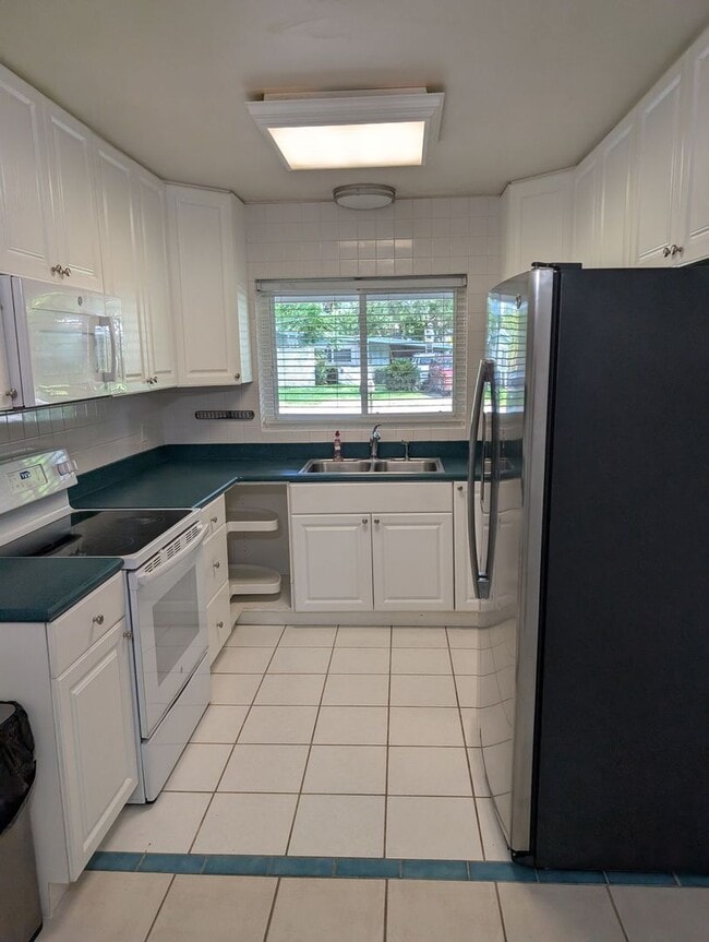Building Photo - Anastasia Island 2 story home on Corner Lot!