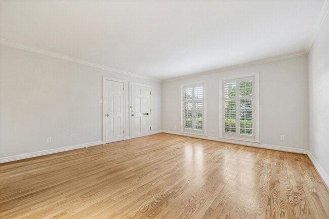 Building Photo - 449 N Post Oak Ln