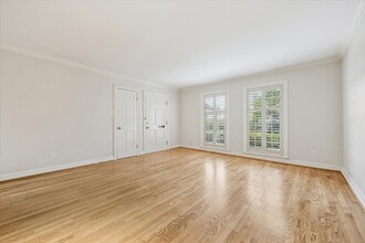 Building Photo - 449 N Post Oak Ln