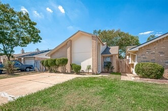 Building Photo - 7111 Village Lake Dr