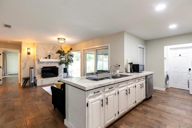 Foto del edificio - 1707 Deerfield Dr