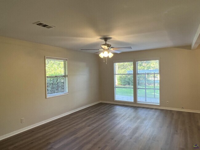 Building Photo - 4693 Twin Oak Dr