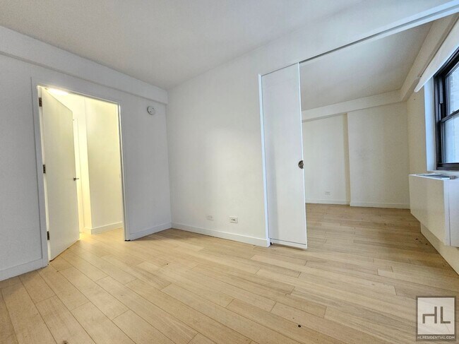 Building Photo - Junior 1-Bedroom in Murray Hill | 8th Floo...