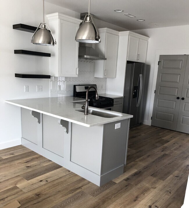 Foto del edificio - Contemporary 2BD 2.5 BA  3 Story Townhome with a View!