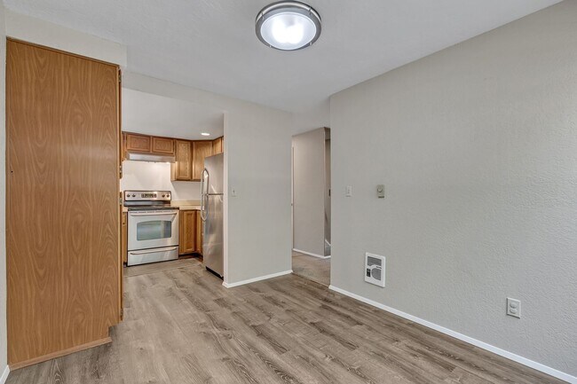 Building Photo - Sunwood Townhome Condo available for lease