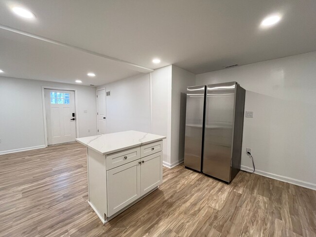 Building Photo - Modern 2BD, 2BA with 3rd Bonus Room Near Downtown Durham with Assigned Off-Street Parking and Bac...
