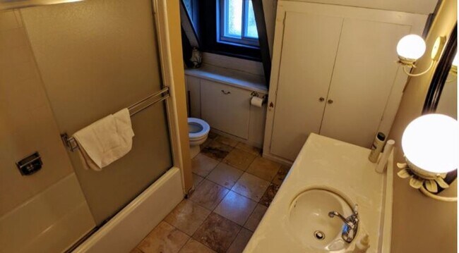 Building Photo - "Million Dollar Views" This home offers br...