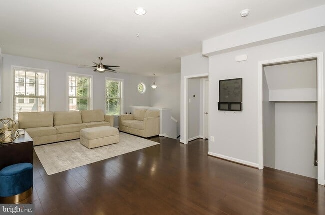 Foto del edificio - 7523 Holly Ridge Dr