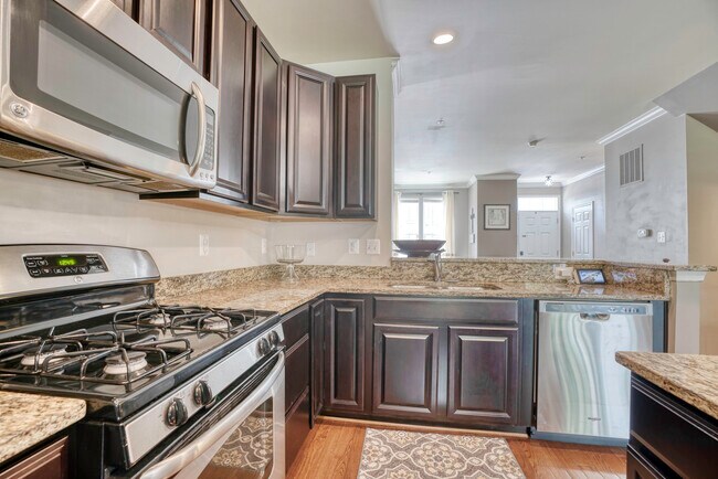 Foto del edificio - 7220 Dorchester Woods Ln
