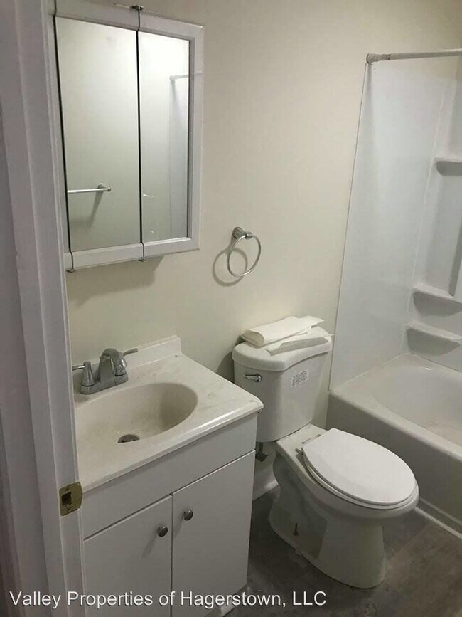 Building Photo - 3 br, 1 bath House - 22 S Locust St