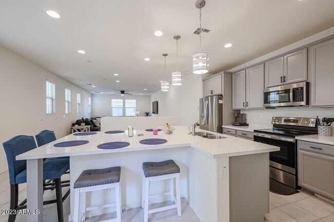 Foto del edificio - 1732 E Hampton Ln