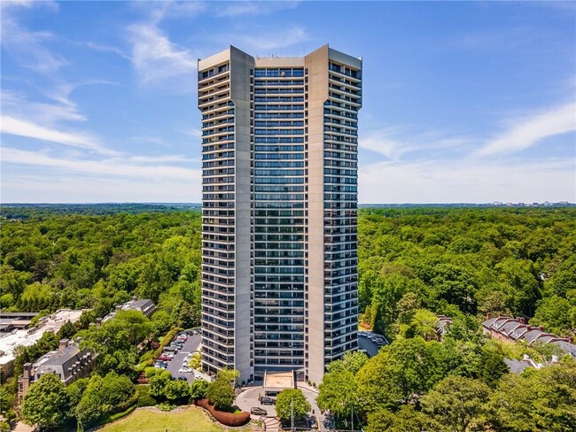 Foto del edificio - 700 Park Regency Pl NE