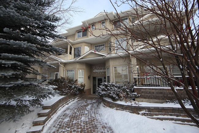 Building Photo - Stanley Park/Elboya - 2 Bdrm/2 Bath, 2 Lev...