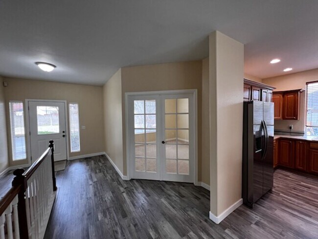 Foto del edificio - Elegant home in UP with primary bedroom suite on main level