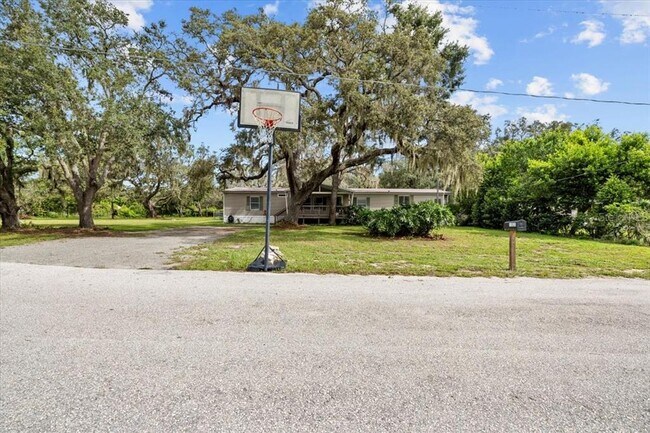Foto del edificio - 13920 Hillcrest Dr