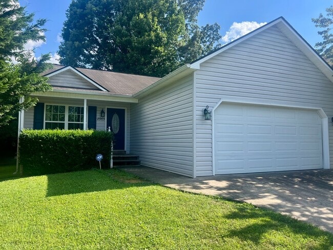 Building Photo - One- level 3bedroom /2bath  living with 2 ...
