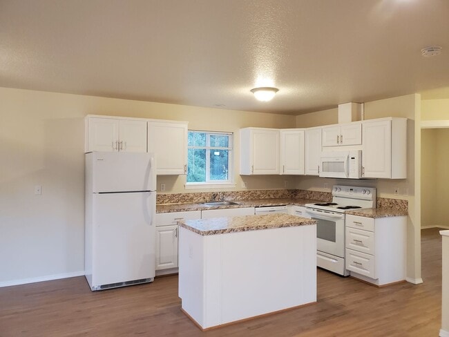 Building Photo - Newer Construction 2 Bedroom, 1 Bathroom, OREGON CITY Ready To Lease!