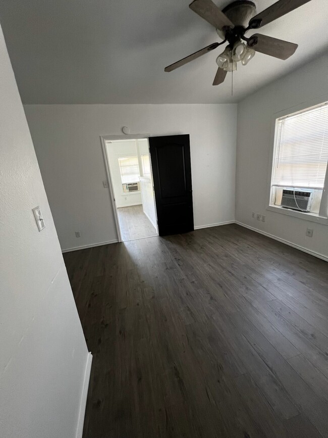 Building Photo - 522 W Alice Ave