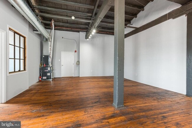 Building Photo - 1853 N Howard St