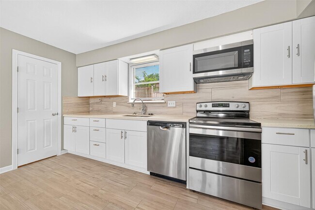 Building Photo - 5054 Pine Cliff Dr