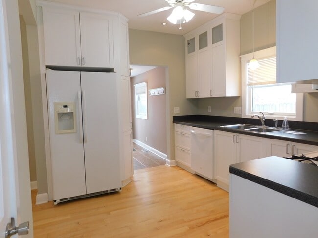 Building Photo - Welcoming Victorian with Modern Comforts *...