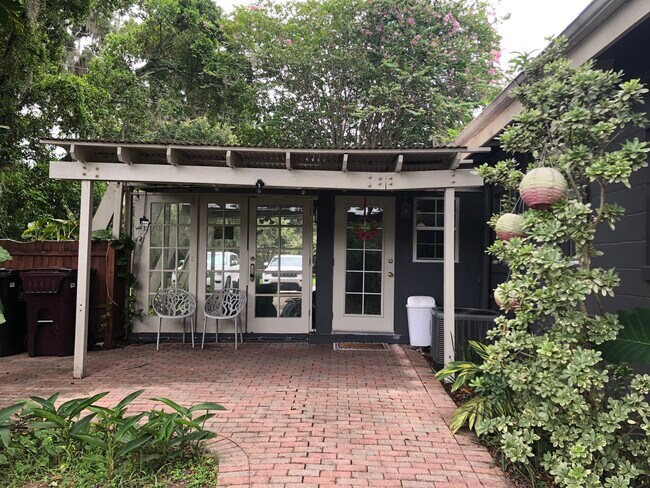 Foto del edificio - 1227 Country Club Dr