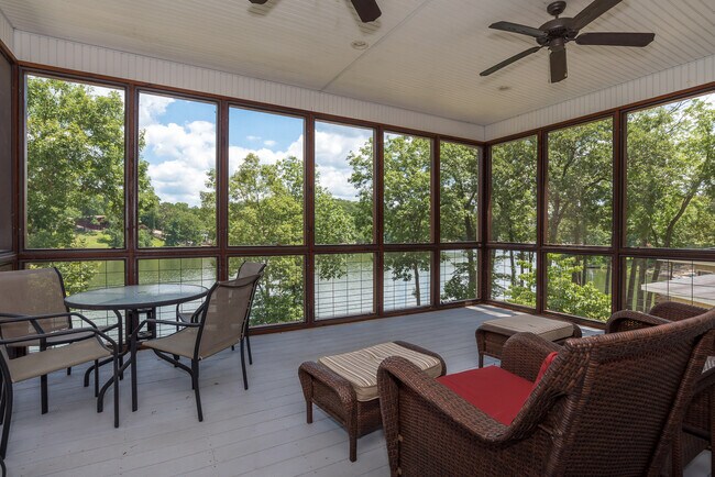 Foto del edificio - Lake Avalon Frontage